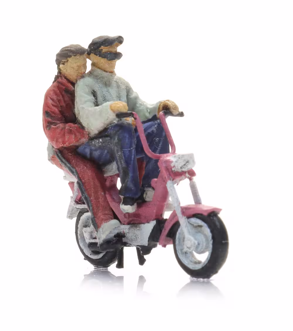 MA76437-1 Artikelname: Gilera Citta Moped mit Figuren Originalhersteller:  von Artitec im Maßstab: 1:87 Hersteller-Nr: 387.679