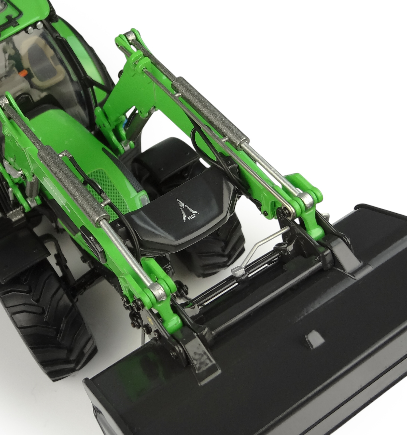 Deutz-Fahr 6150.4 TTV mit Stoll FZ 43-27 Frontlader Modell von Universal Hobbies 1:32