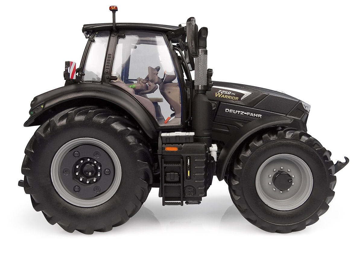 Deutz-Fahr 7250 TTV Warrior - matt schwarz Modell von Universal Hobbies 1:32
