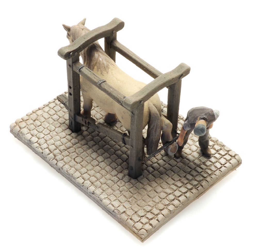 Beschlagstand + Pferd und Hufschmied Modell von Artitec 1:87