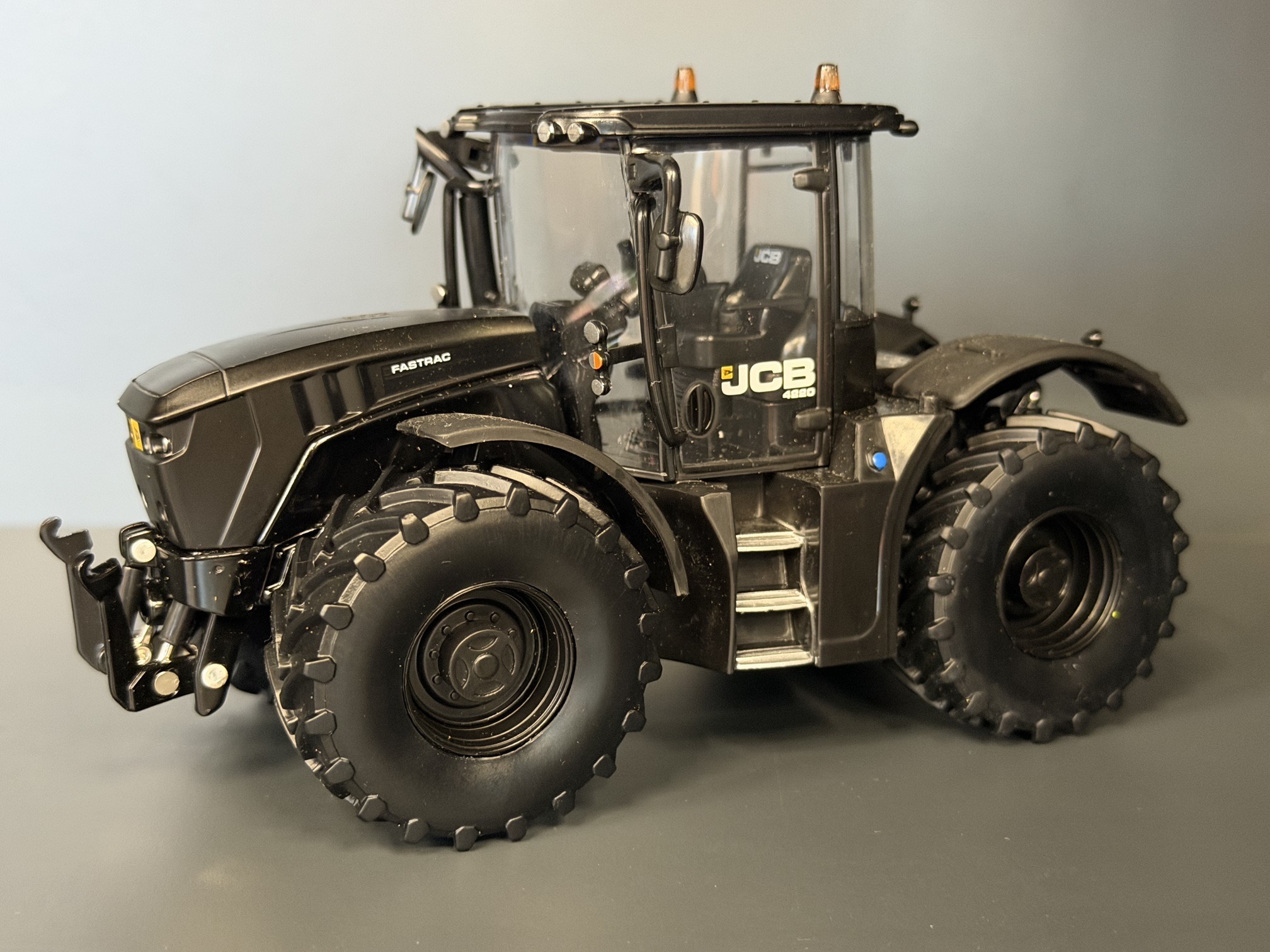 MA77067-1 Artikelname: JCB 4220 Fastrac Schwarz Limited Edition Originalhersteller: Jcb Modelltyp: 4220 von Britains im Maßstab: 1:32 Hersteller-Nr: 43453B