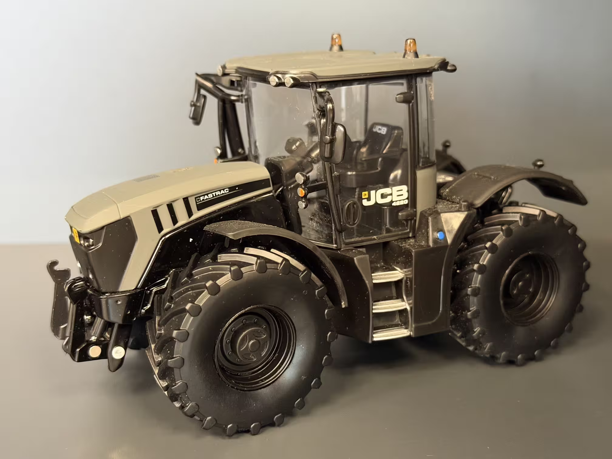 MA77065-1 Artikelname: JCB 4220 Fastrac Matt Grau Limited Edition Originalhersteller: Jcb Modelltyp: 4220 von Britains im Maßstab: 1:32 Hersteller-Nr: 43453GR