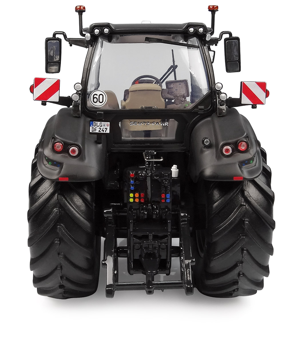 Deutz-Fahr 7250 TTV Warrior - matt schwarz Modell von Universal Hobbies 1:32