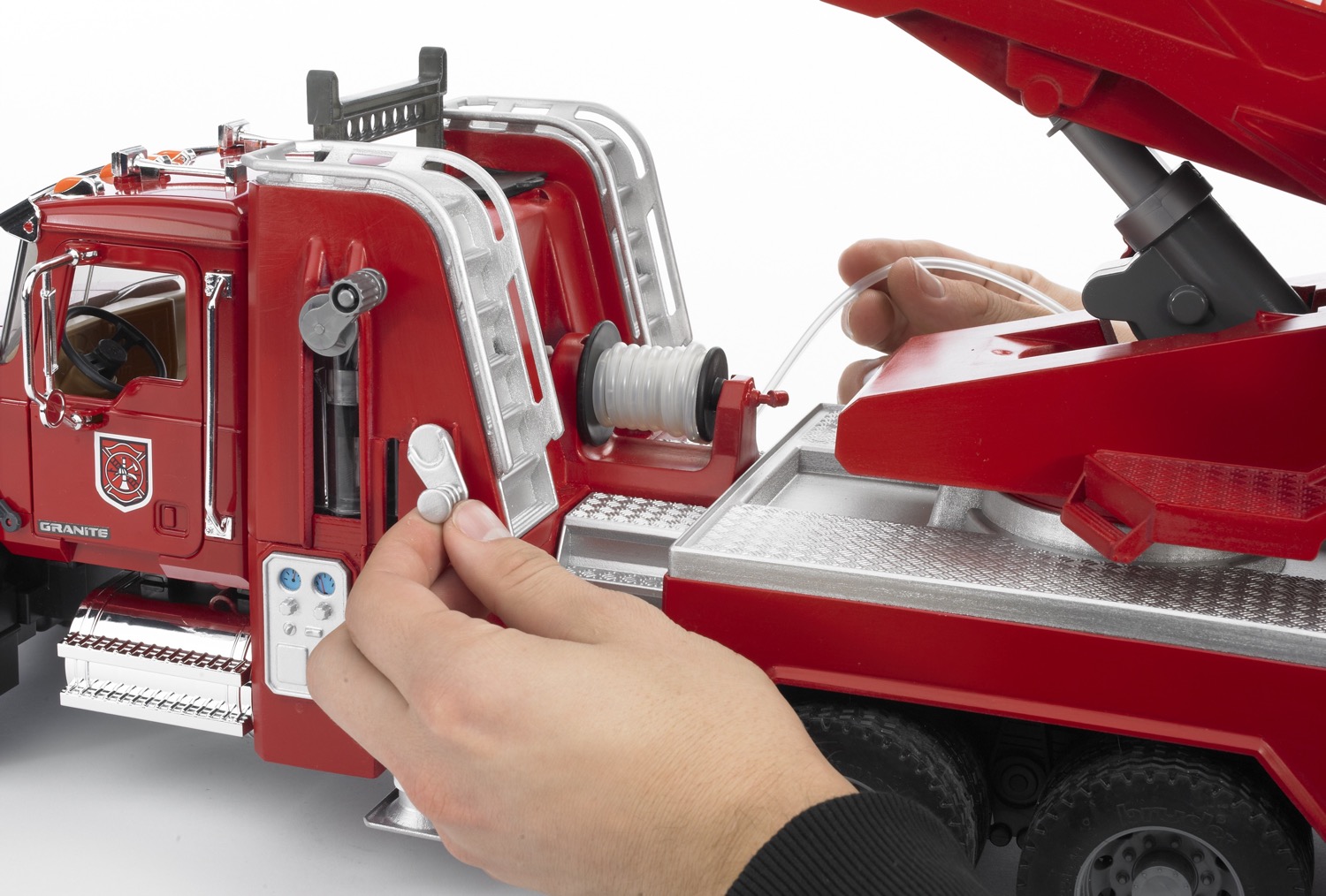 MACK Granite Feuerwehrleiterwagen mit Pumpe