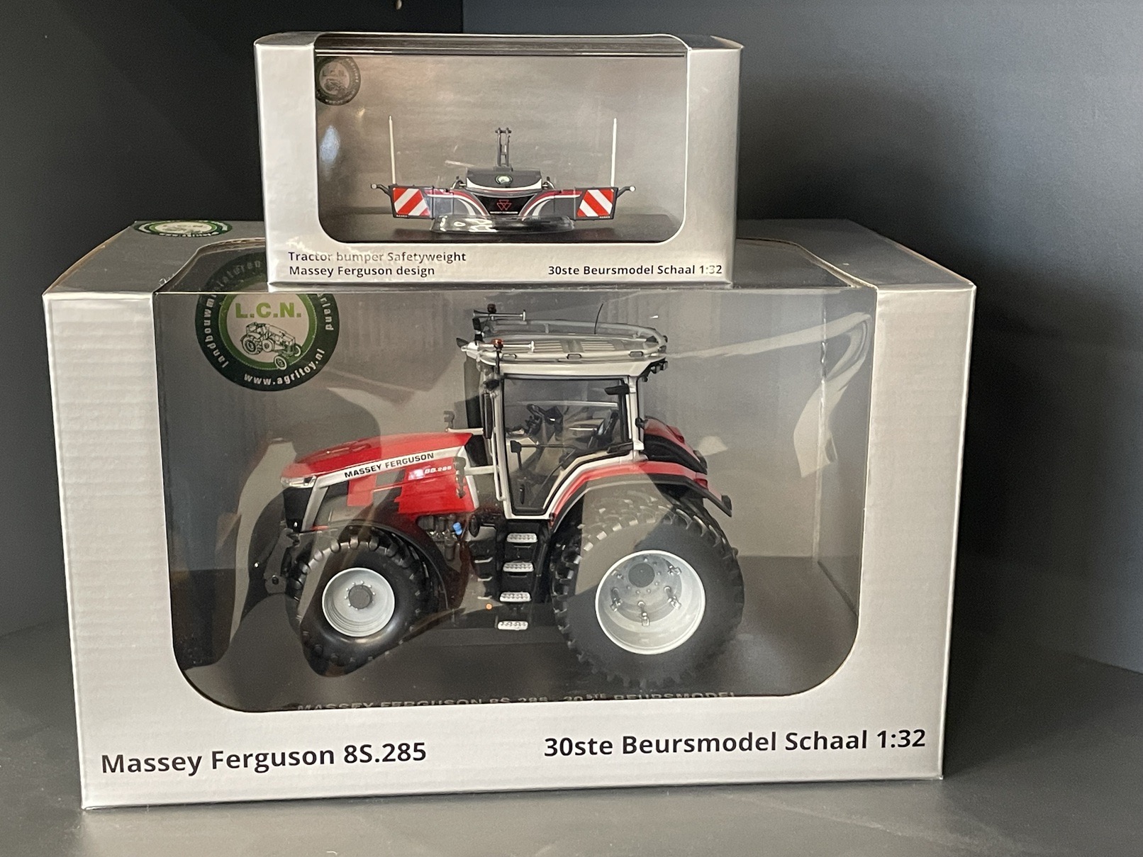 SET Massey Ferguson 8S.285 + Tractorbumper Sicherheitsfrontgewicht MF Design Modell von Universal Hobbies 1:32