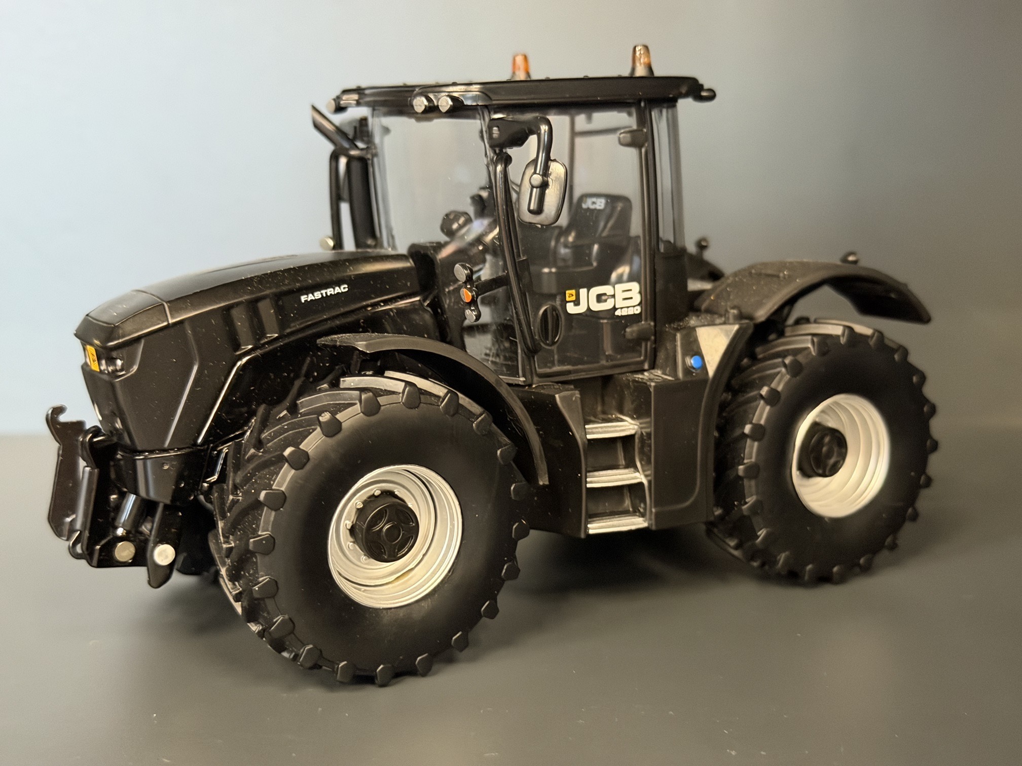 MA77068-1 Artikelname: JCB 4220 Fastrac Schwarz mit Silbernen Felgen  Limited Edition Originalhersteller: Jcb Modelltyp: 4220 von Britains im Maßstab: 1:32 Hersteller-Nr: 43453BS