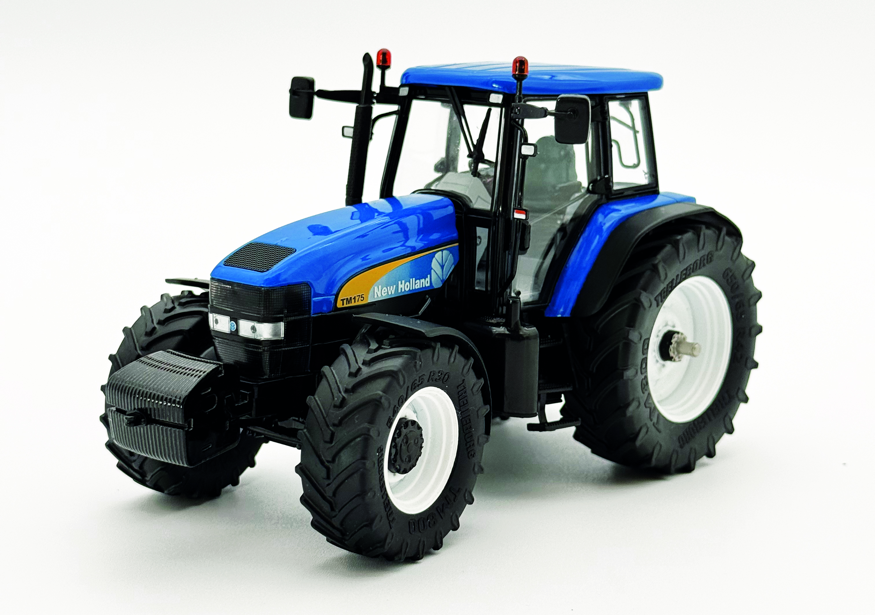 MA77034-1 Artikelname: New Holland TM 175 G2 mit Frontgewicht Originalhersteller: New Holland Modelltyp: TM175 von Ros im Maßstab: 1:32 Hersteller-Nr: 30267.9