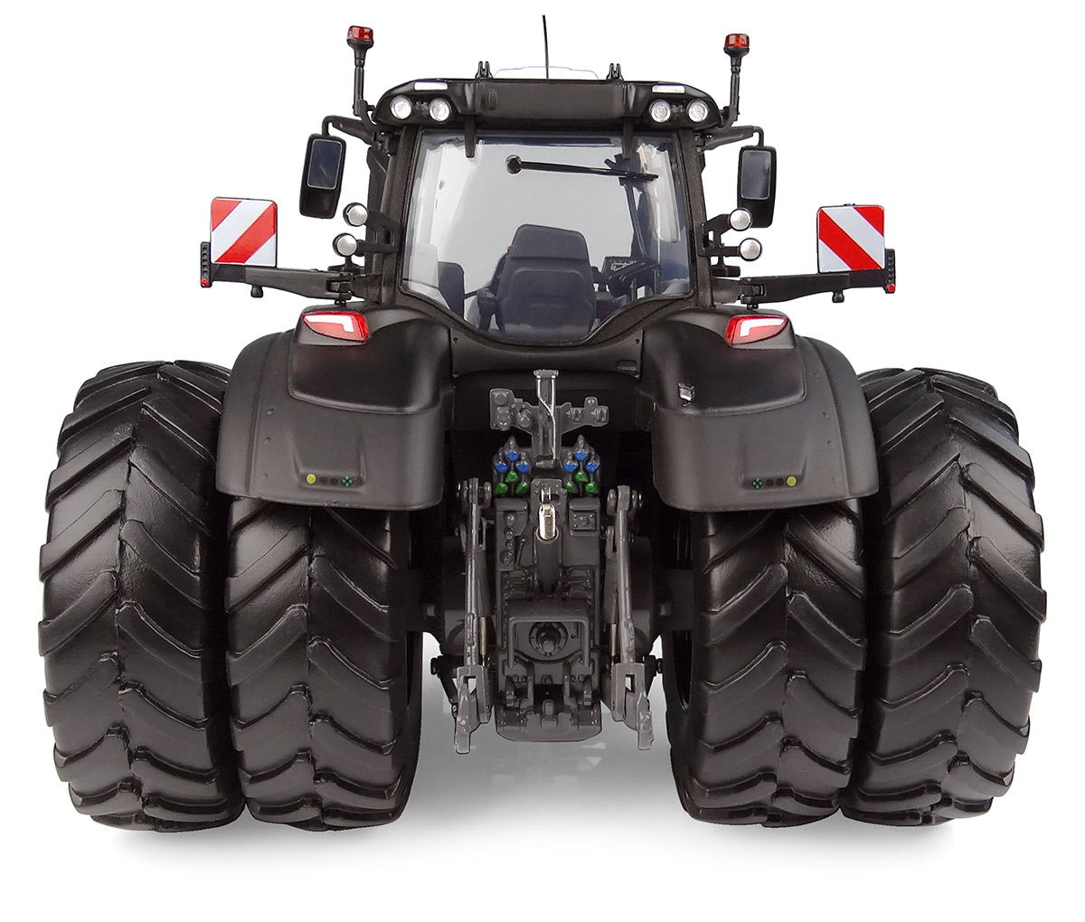 Valtra S416 unlimited mit Zwillingsbereifung - matt schwarz Modell von Universal Hobbies 1:32