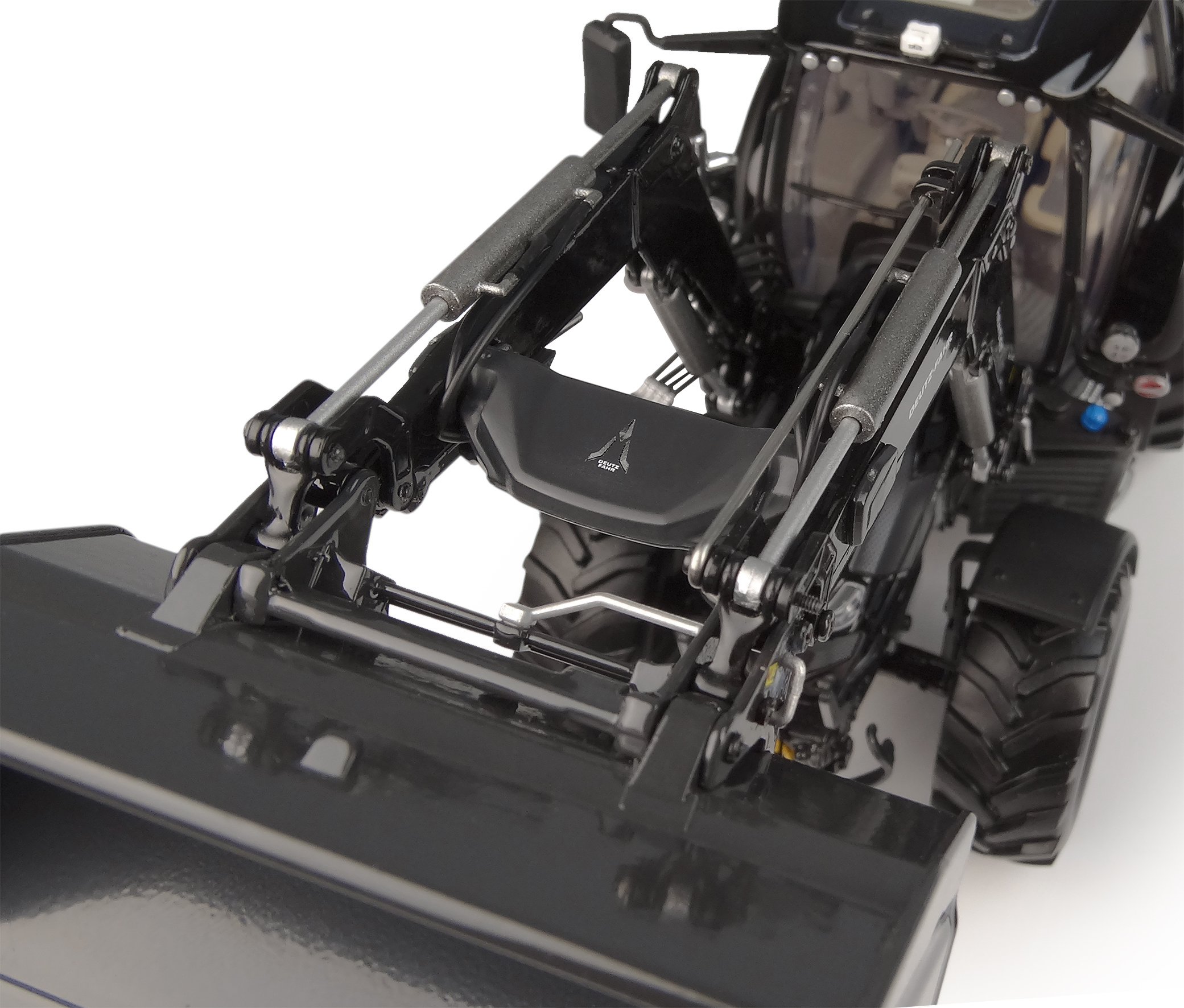 Deutz-Fahr 6150.4 TTV Warrior mit Stoll FZ 43-27 Frontlader Modell von Universal Hobbies 1:32