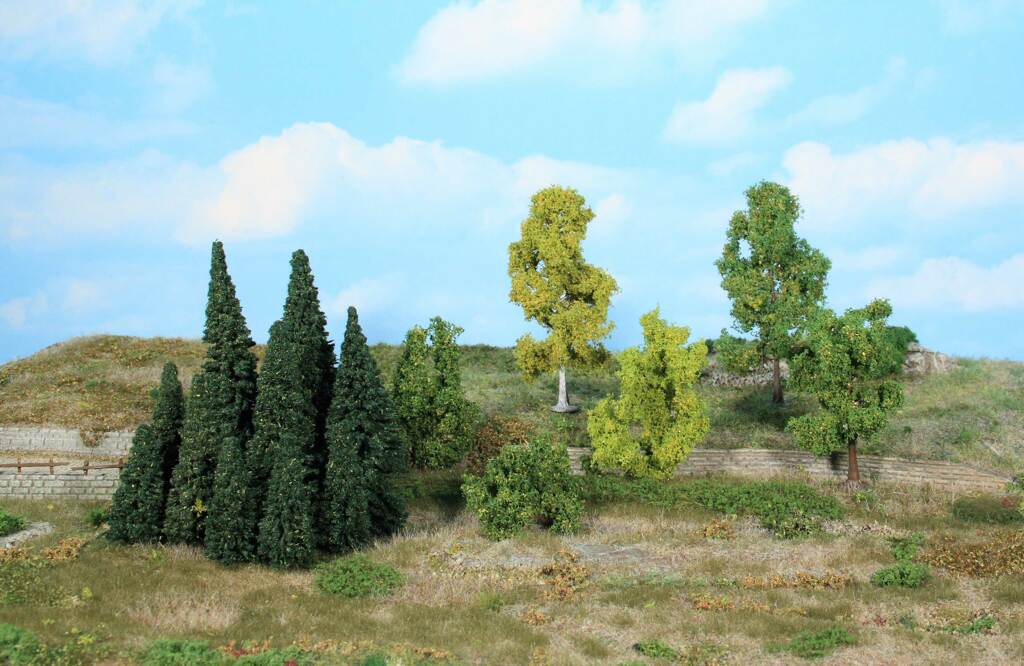 Miniwald Set 16 Bäume Tannen und Büsche 5-11 cm Modell von Heki 1:87