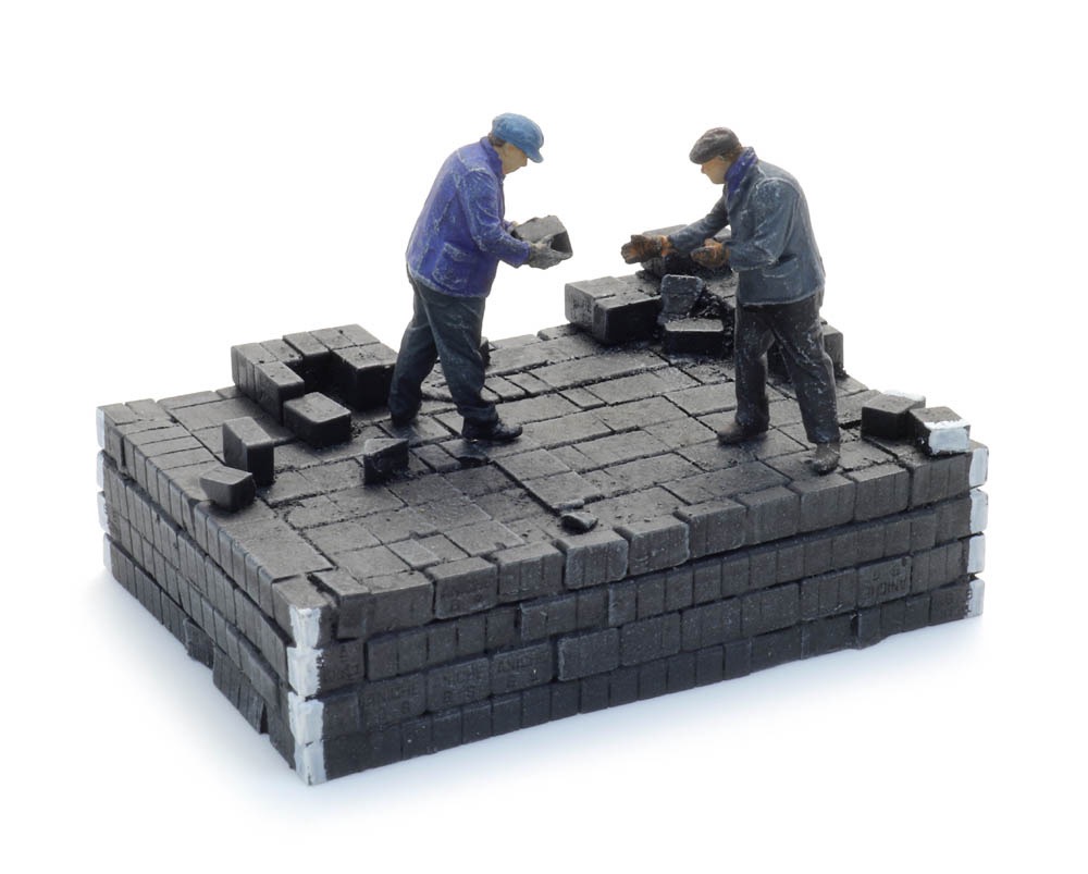 Brikettstapel im Depot - abgebrochen Modell von Artitec 1:87