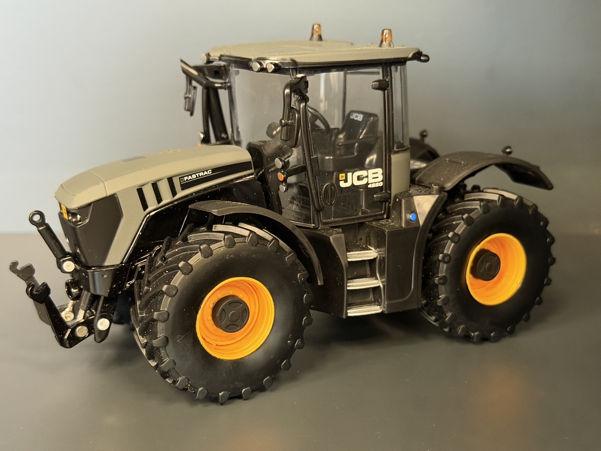 MA77066-1 Artikelname: JCB 4220 Fastrac Matt Grau mit Gelben Felgen Limited Edition Originalhersteller: Jcb Modelltyp: 4220 von Britains im Maßstab: 1:32 Hersteller-Nr: 43453Y