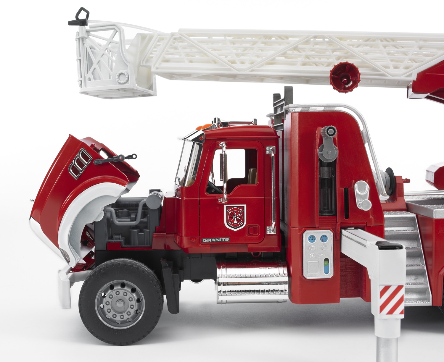 MACK Granite Feuerwehrleiterwagen mit Pumpe