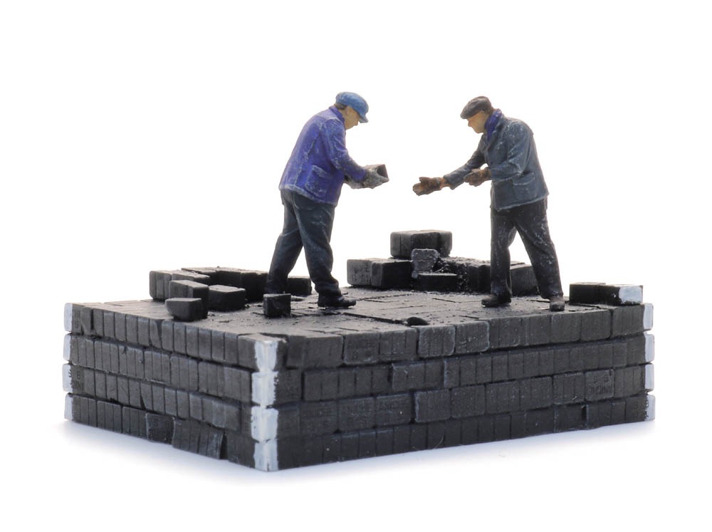 Brikettstapel im Depot - abgebrochen Modell von Artitec 1:87
