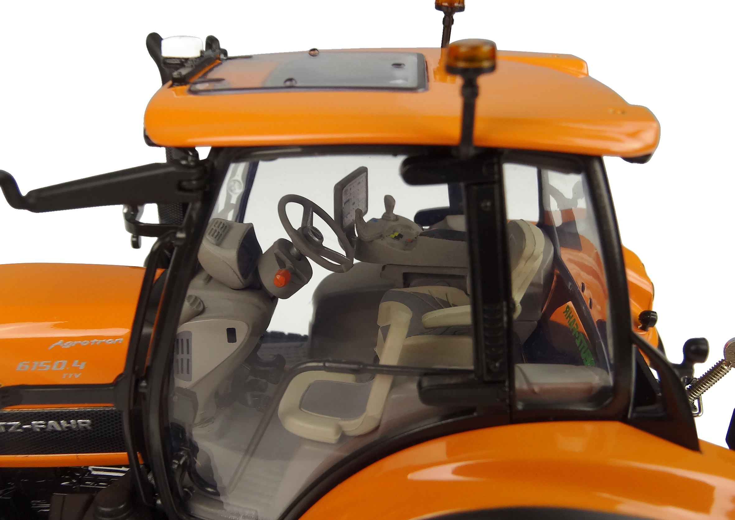 Deutz-Fahr 6150.4 TTV Municipal version Modell von Universal Hobbies 1:32