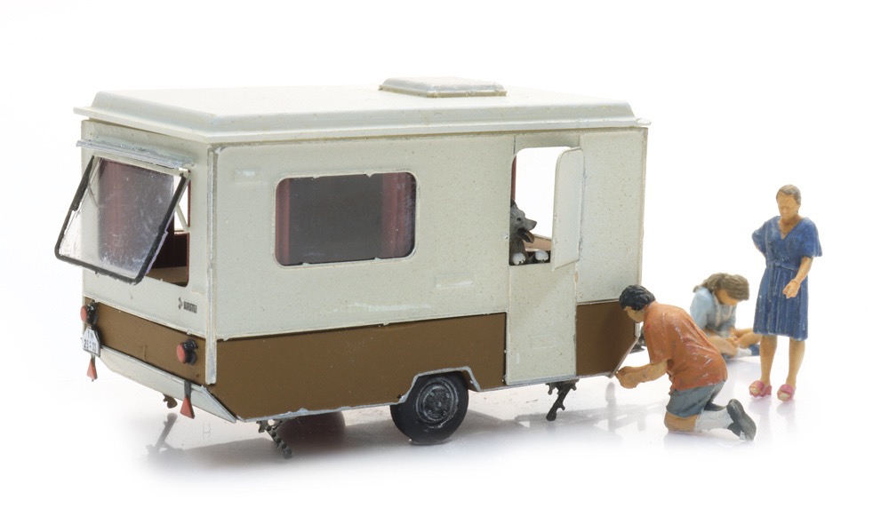 DDR Wohnwagen „Bastei“ auf dem Campingplatz Modell von Artitec 1:87