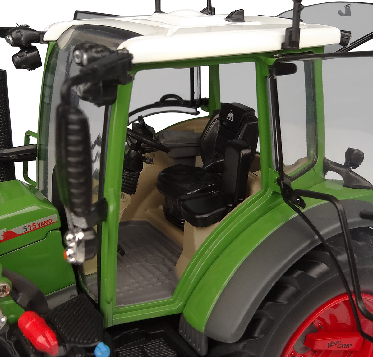 Fendt 515 Vario mit Frontlader - 2026 Modell von Universal Hobbies 1:32
