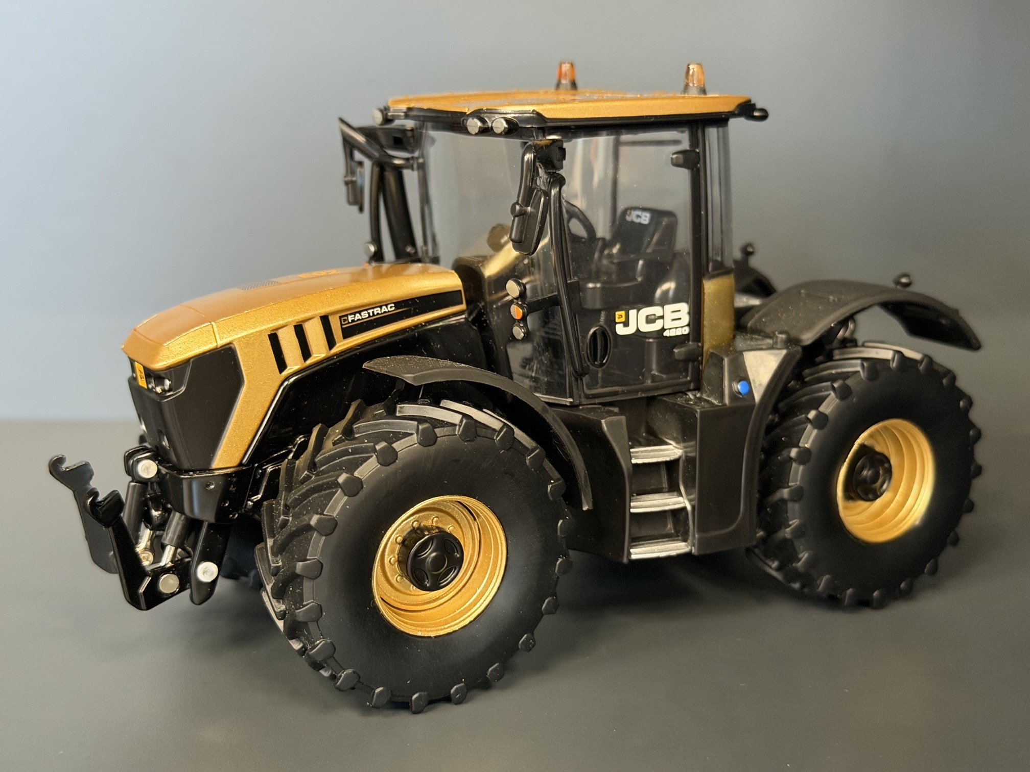 MA77064-1 Artikelname: JCB 4220 Fastrac Matt Gold Limited Edition Originalhersteller: Jcb Modelltyp: 4220 von Britains im Maßstab: 1:32 Hersteller-Nr: 43453G