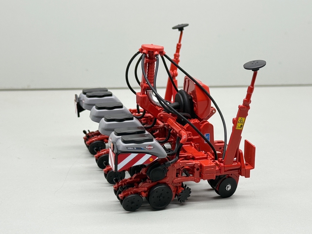 Kuhn Kosma TSE 6-reihig ohne Tank grau Modell von Replicagri 1:32