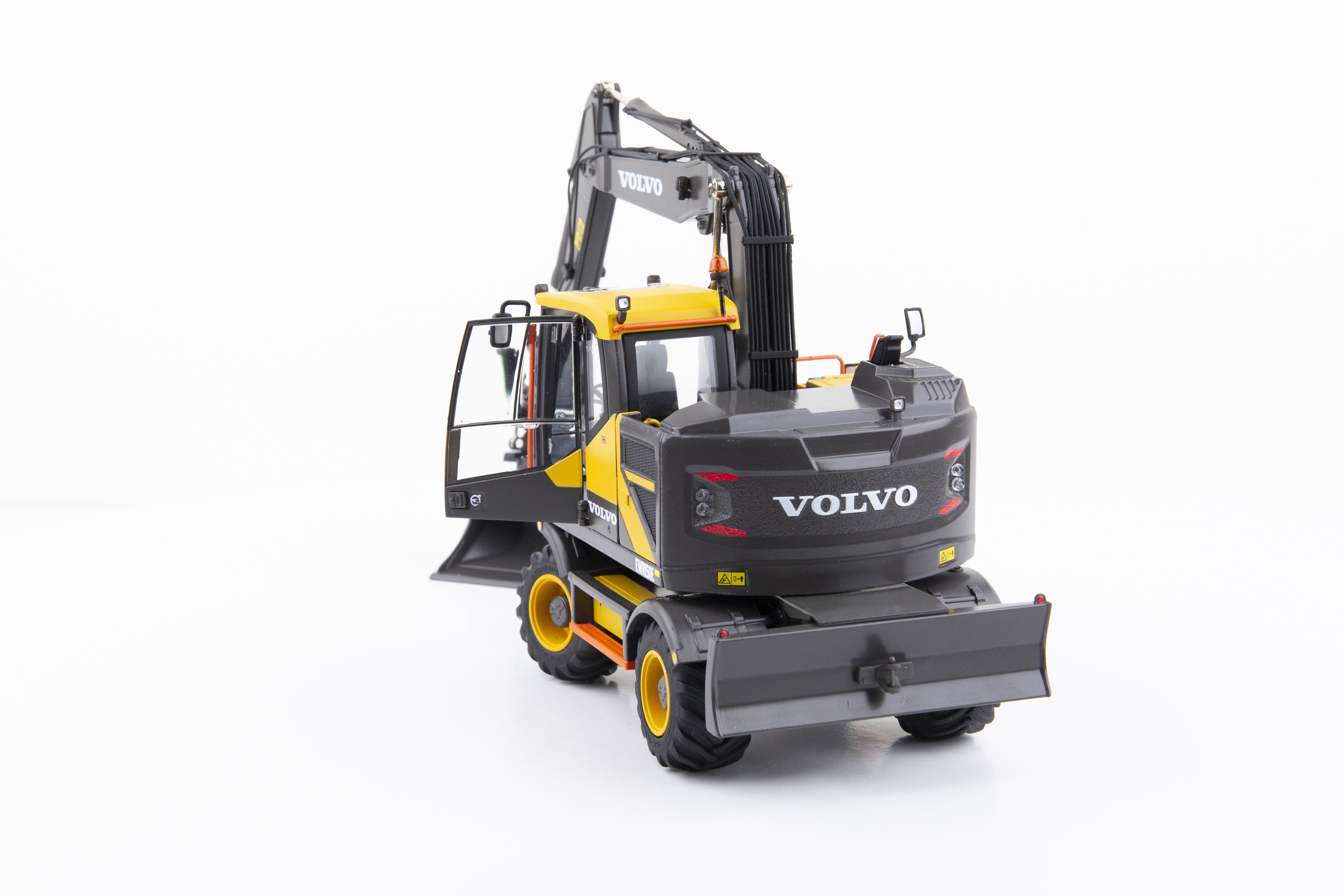 Volvo EWR150E Mobilbagger Nokian Reifen Modell von AT Collections 1:32