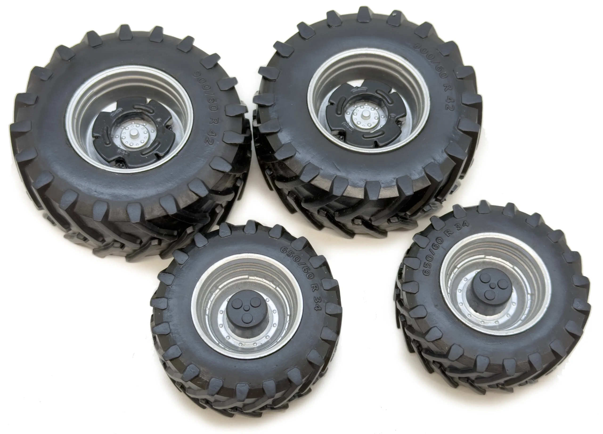 Satz Trelleborg 900-60 R42 Reifen + Felgen und Radkappen Modell von MarGe Models 1:32
