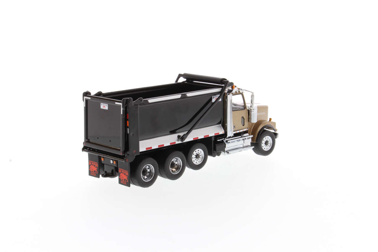Western Star 4900 SF mit Ox Stampede Muldenkipper mit goldfarbiger Kabine Mulde schwarz Modell von DieCast Masters 1:50