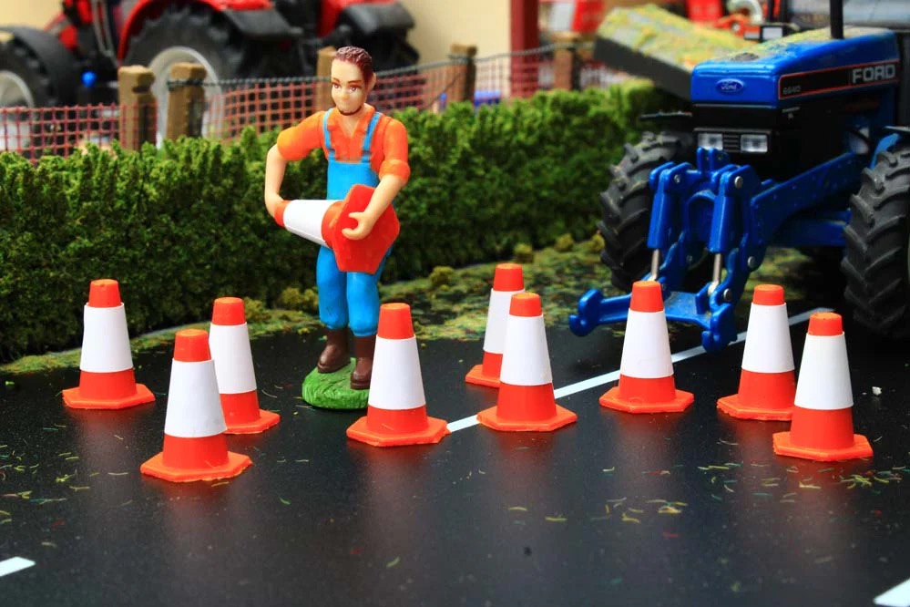Verkehrsleitkegel (10er Set) Modell von Brushwood Toys 1:32