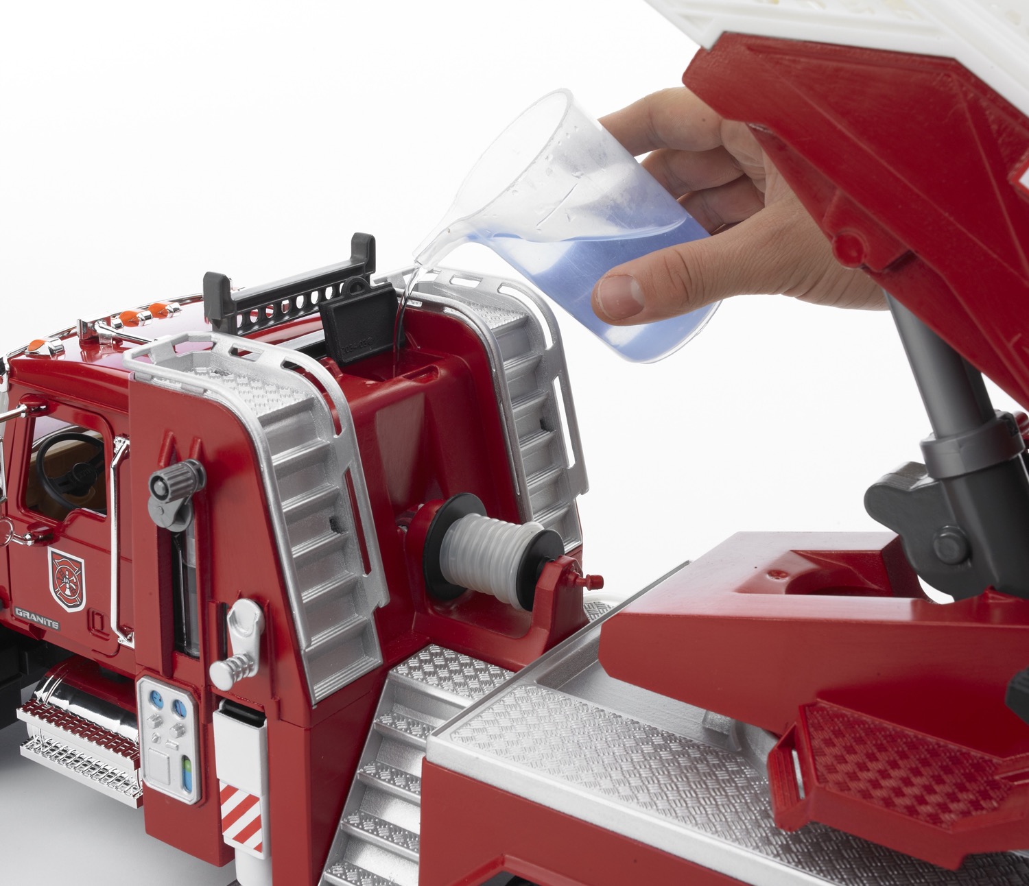 MACK Granite Feuerwehrleiterwagen mit Pumpe