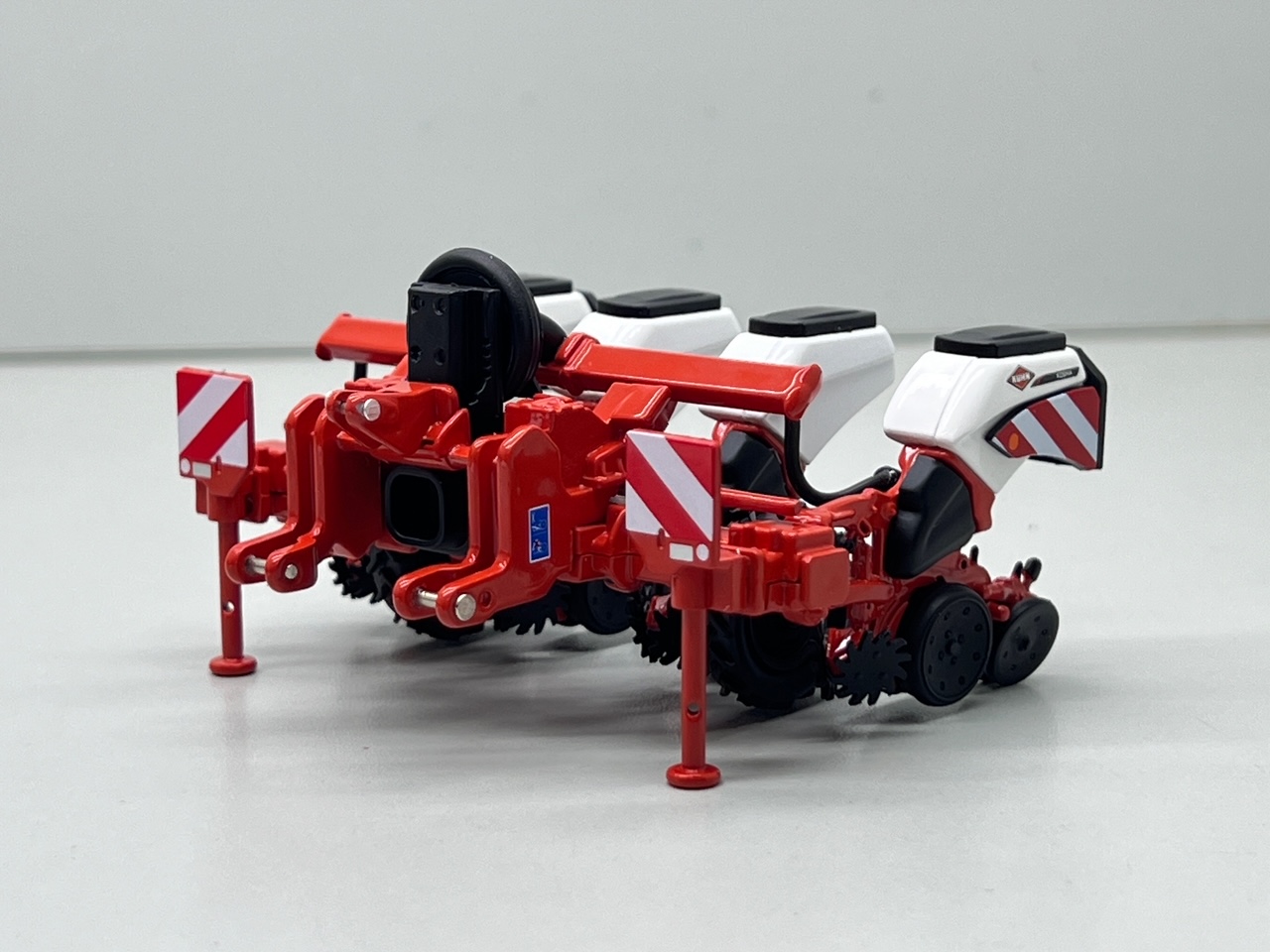 Kuhn Kosma TM 4-reihig weiß Lim. Edt. Modell von Replicagri 1:32