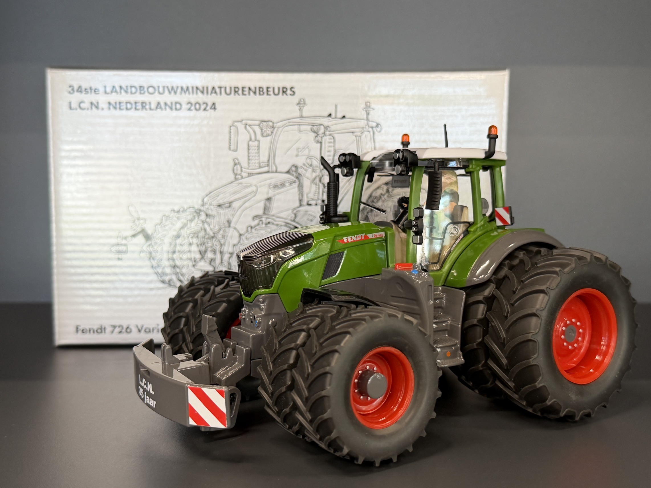 MA76861-1 Artikelname: Fendt 726 Vario mit Zwillingsbereifung LCN 2024 Limited Edition Originalhersteller: Fendt Modelltyp: 726 Vario von Siku im Maßstab: 1:32 Hersteller-Nr: 3293-LCN2024