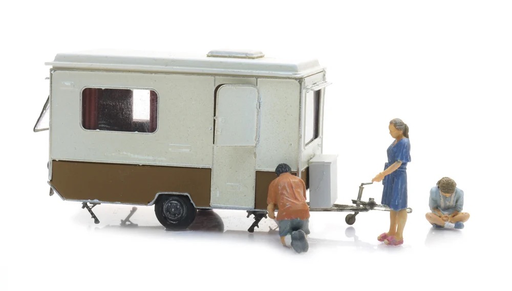 DDR Wohnwagen „Bastei“ auf dem Campingplatz Modell von Artitec 1:87