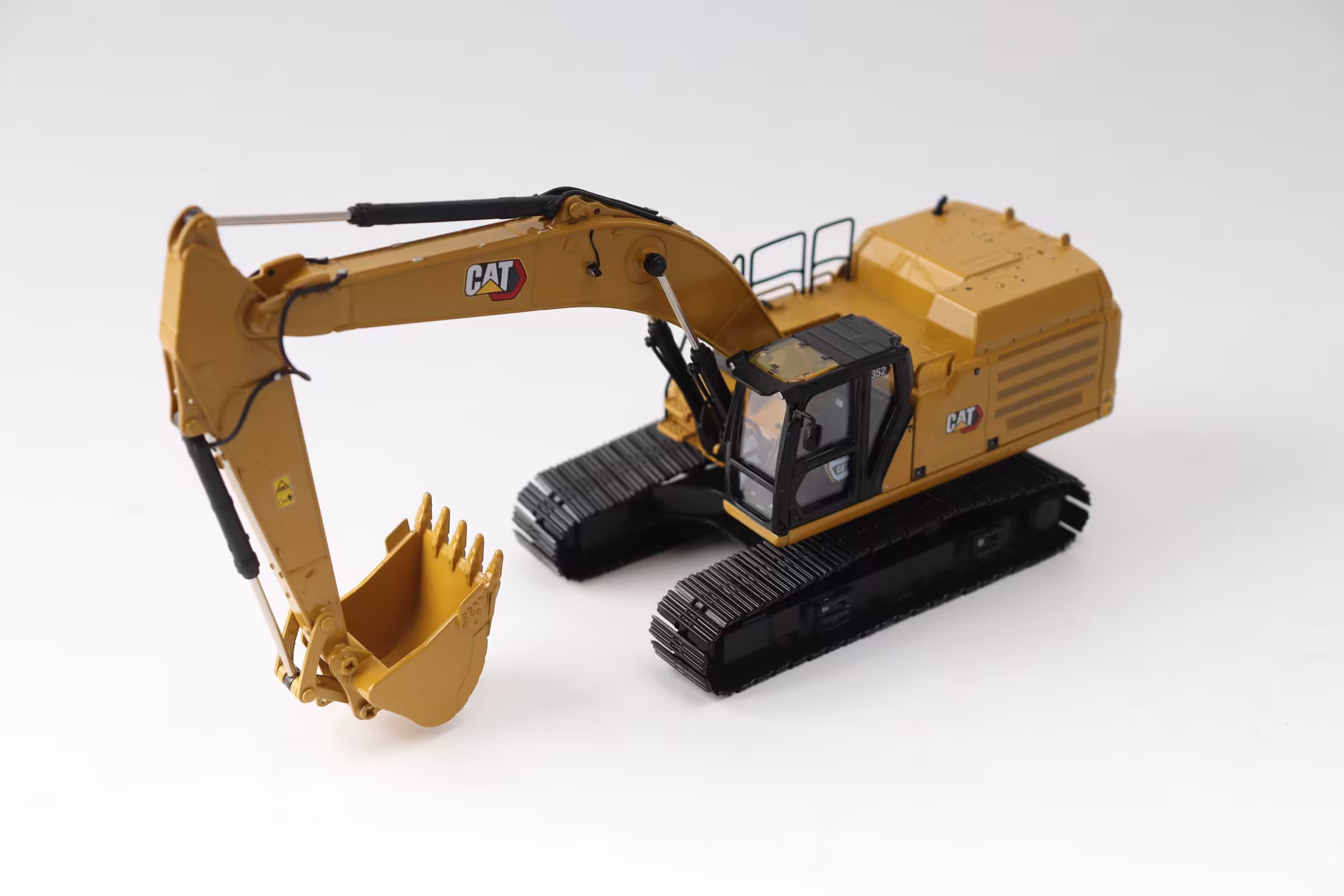 MA76236-1 Artikelname: Cat 352 Raupenbagger Originalhersteller: Cat Modelltyp: 352 von DieCast Masters im Maßstab: 1:50 Hersteller-Nr: 85792
