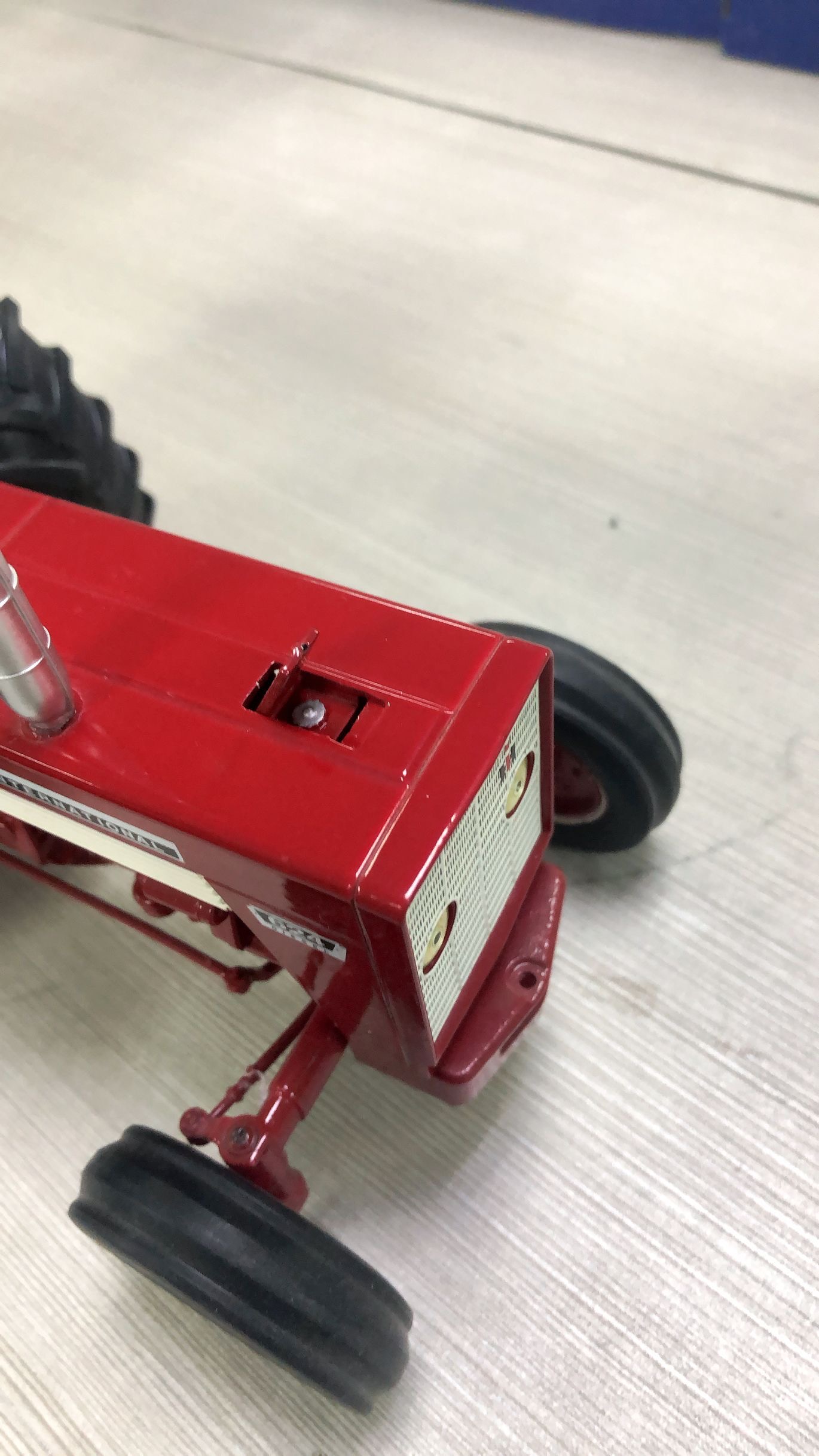 IHC 624 mit Fahrerfigur Modell von Replicagri 1:16