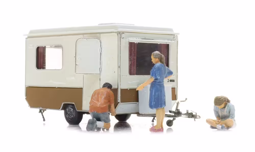 MA76434-1 Artikelname: DDR Wohnwagen „Bastei“ auf dem Campingplatz Originalhersteller:  von Artitec im Maßstab: 1:87 Hersteller-Nr: 387.726