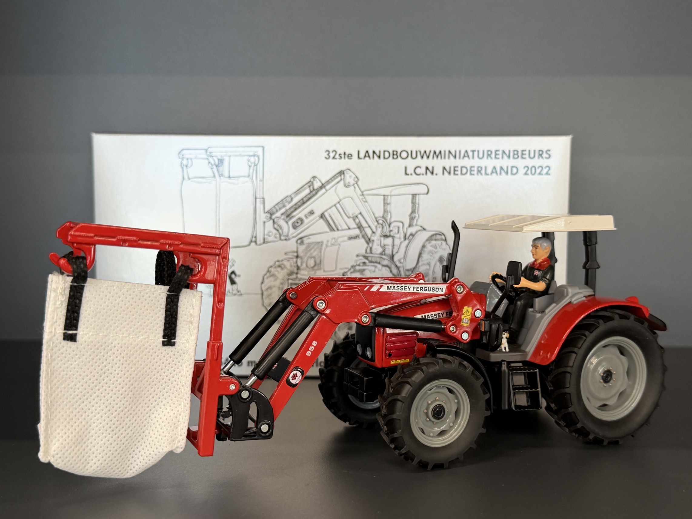 MA76862-1 Artikelname: Massey Ferguson 5445 mit MF958 Frontlader LCN 2022 Limited Edition Originalhersteller: Massey Ferguson Modelltyp: 5445 von Siku im Maßstab: 1:32 Hersteller-Nr: 3653-LCN2022
