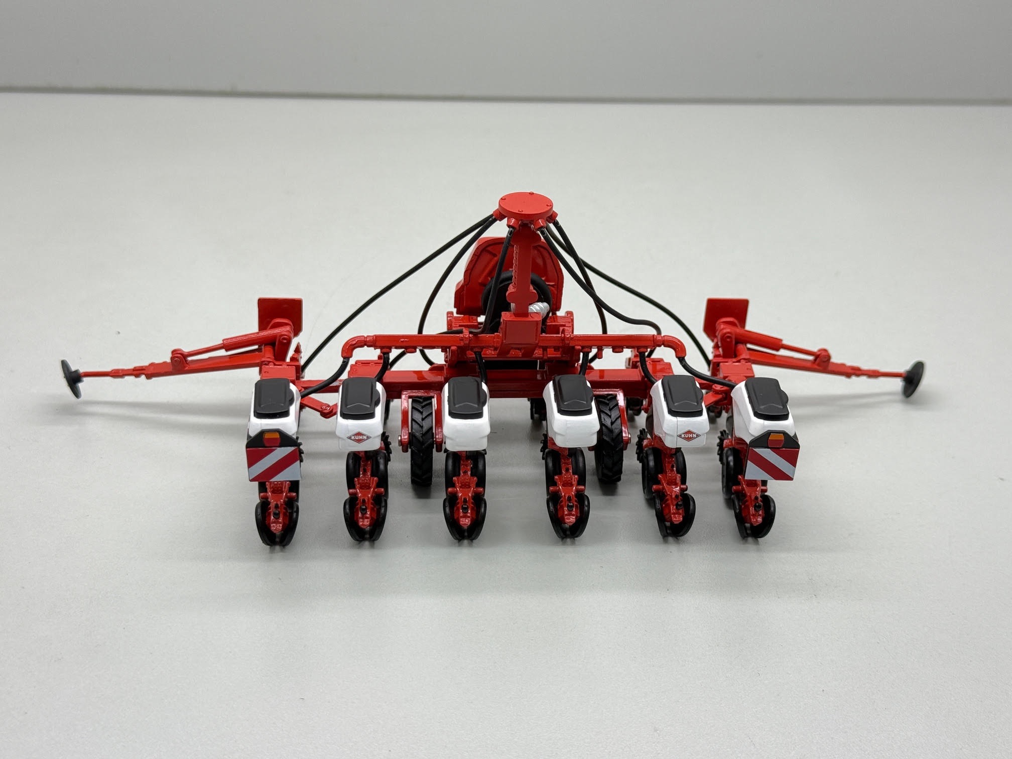 Kuhn Kosma TS 6-reihig mit Tank weiß Lim. Edt. Einzelkornsämaschine Modell von Replicagri 1:32