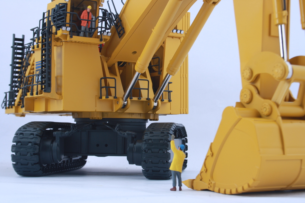 Komatsu PC8000-6 Diesel Tieflöffel Bagger Modell von Bymo 1:50