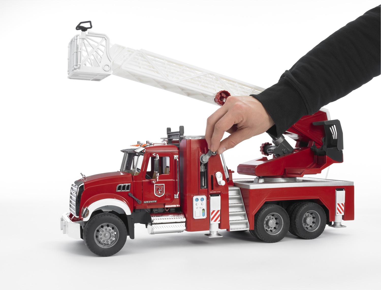 MACK Granite Feuerwehrleiterwagen mit Pumpe