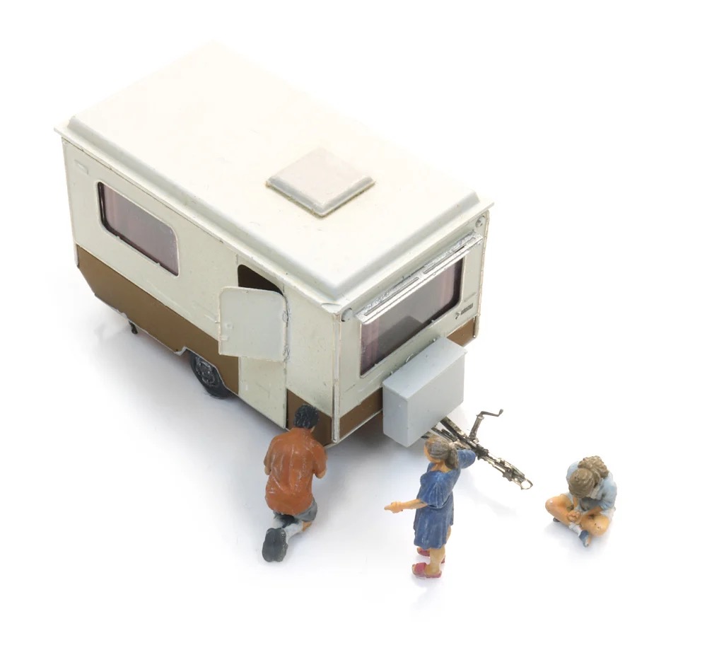 DDR Wohnwagen „Bastei“ auf dem Campingplatz Modell von Artitec 1:87