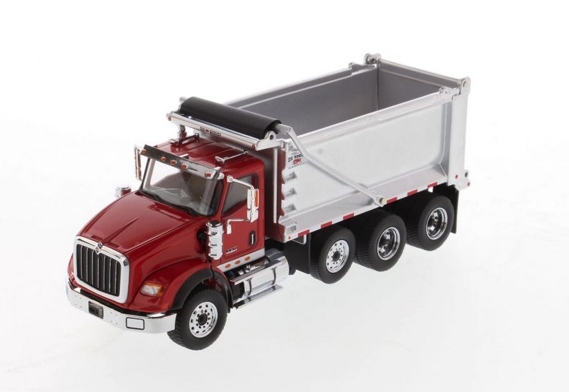 International HX620 SB mit Ox Stampede Muldenkipper mit roter Kabine und chromfarbenen Aufbau Modell von DieCast Masters 1:50