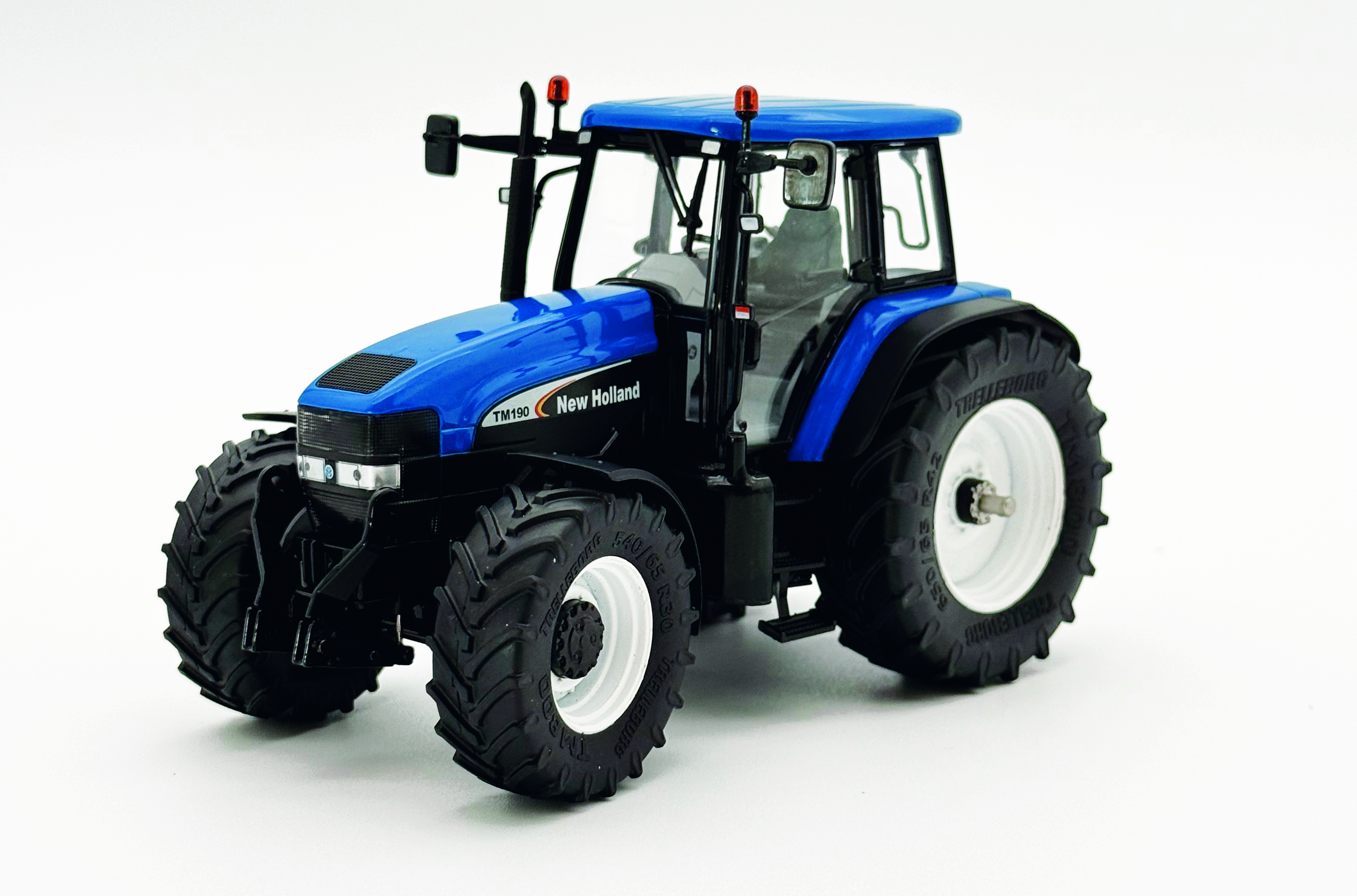 MA77035-1 Artikelname: New Holland TM 190 G1 mit Fronthydraulik Originalhersteller: New Holland Modelltyp: TM 190 von Ros im Maßstab: 1:32 Hersteller-Nr: 30268.6