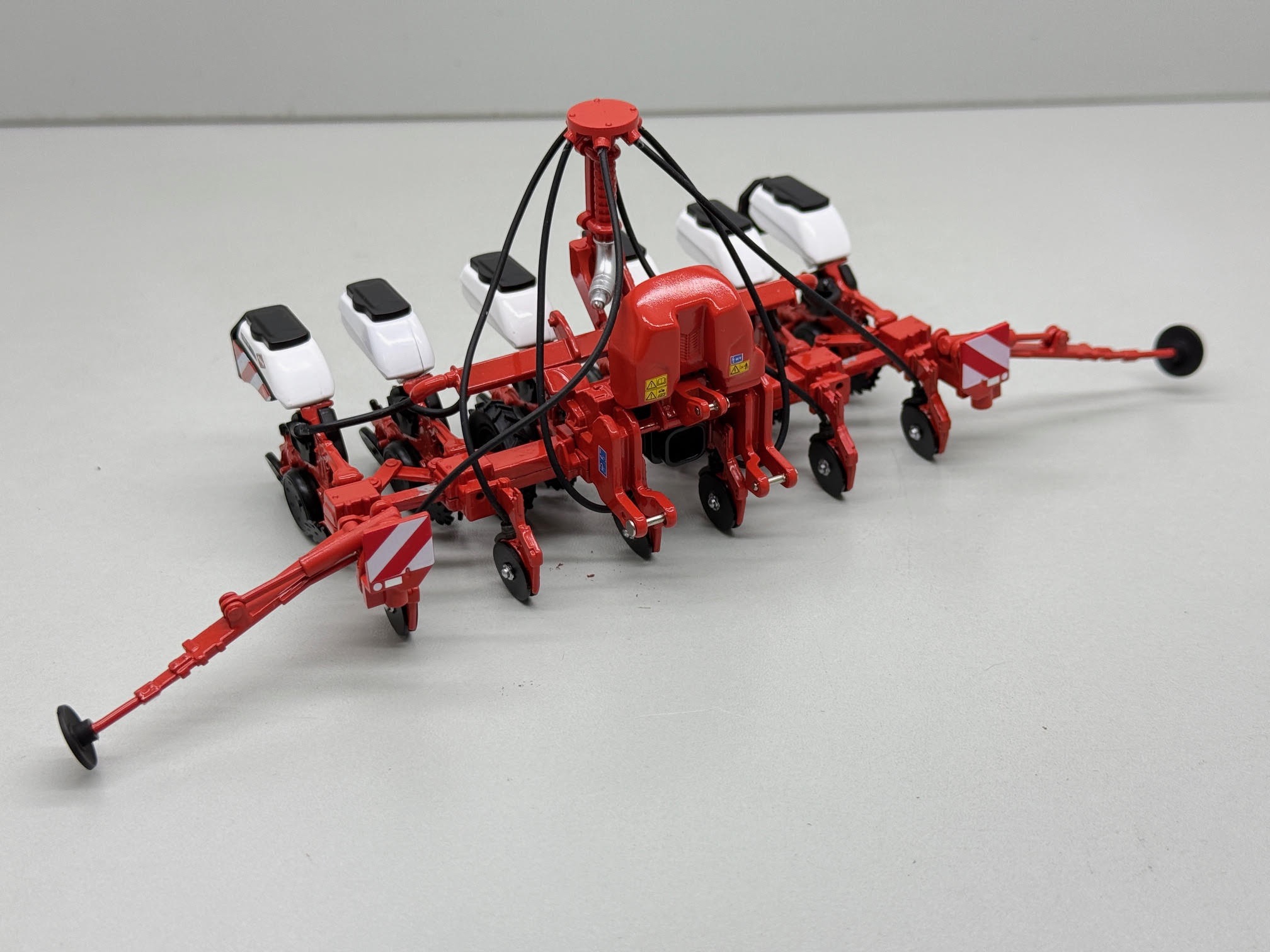 Kuhn Kosma TS 6-reihig mit Tank weiß Lim. Edt. Einzelkornsämaschine Modell von Replicagri 1:32