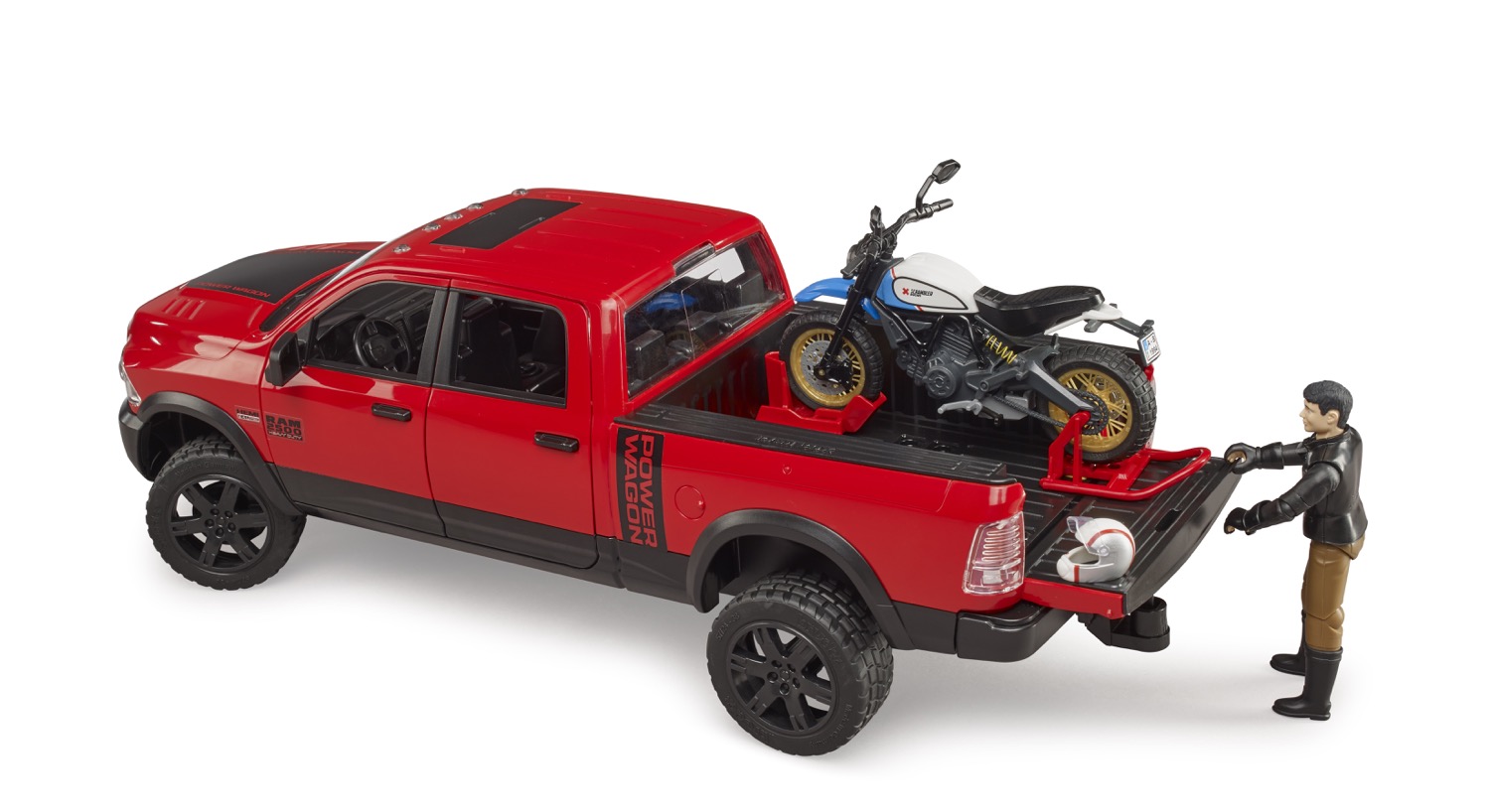 RAM 2500 Power Wagon mit Ducati Desert Sled und Fahrer