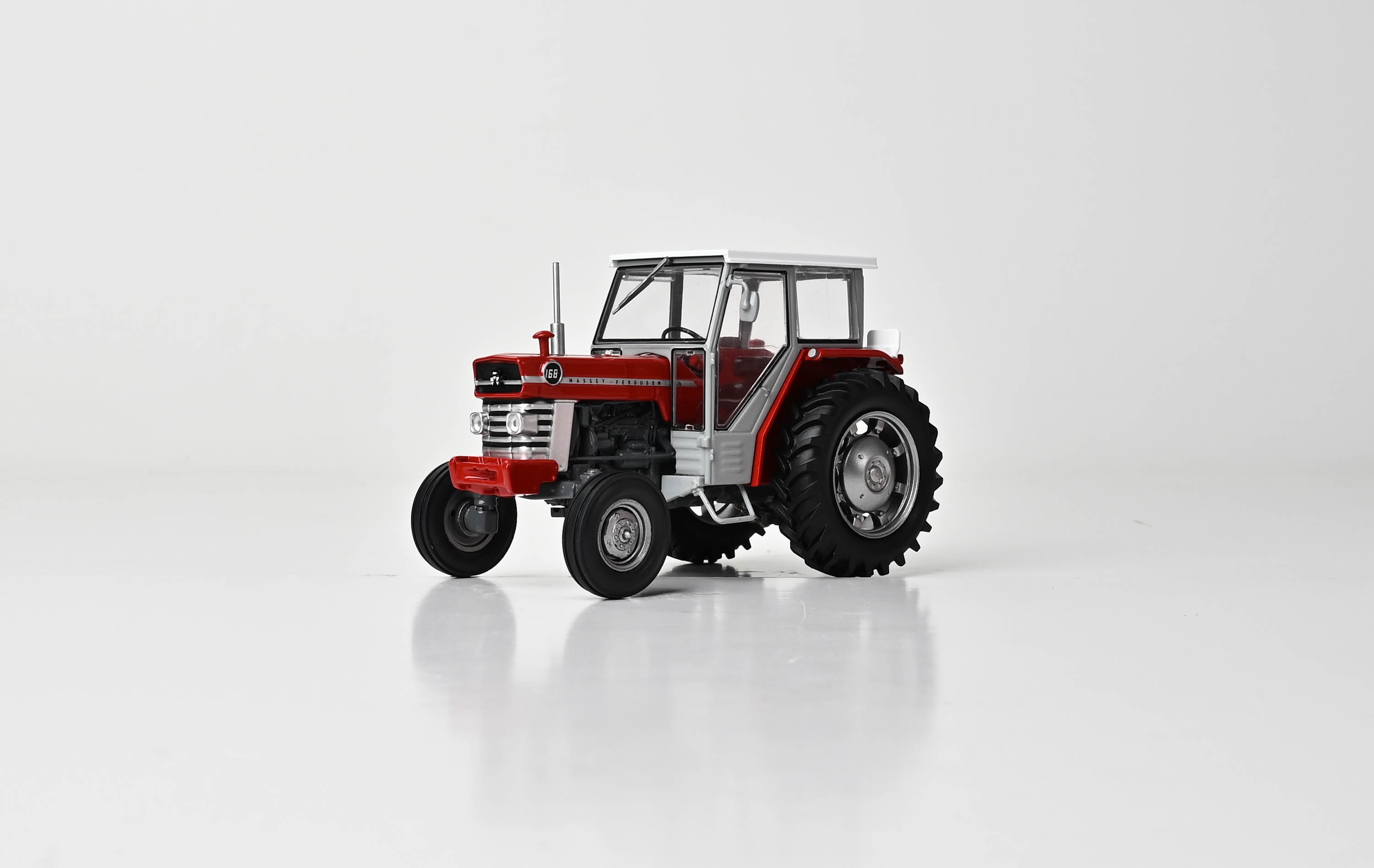 Massey Ferguson 168 mit Kabine Modell von Replicagri 1:32
