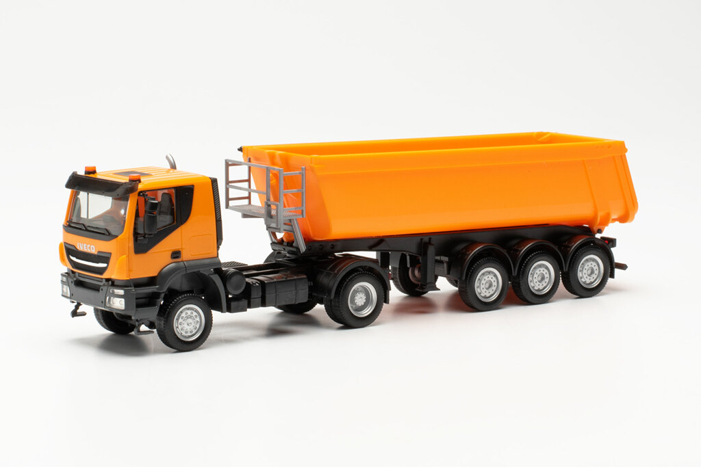 Iveco Trakker mit Schmitz Cargobull Kipp-Sattelzug mit Stahlmulde-1