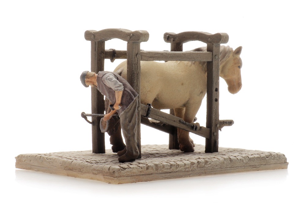 Beschlagstand + Pferd und Hufschmied Modell von Artitec 1:87