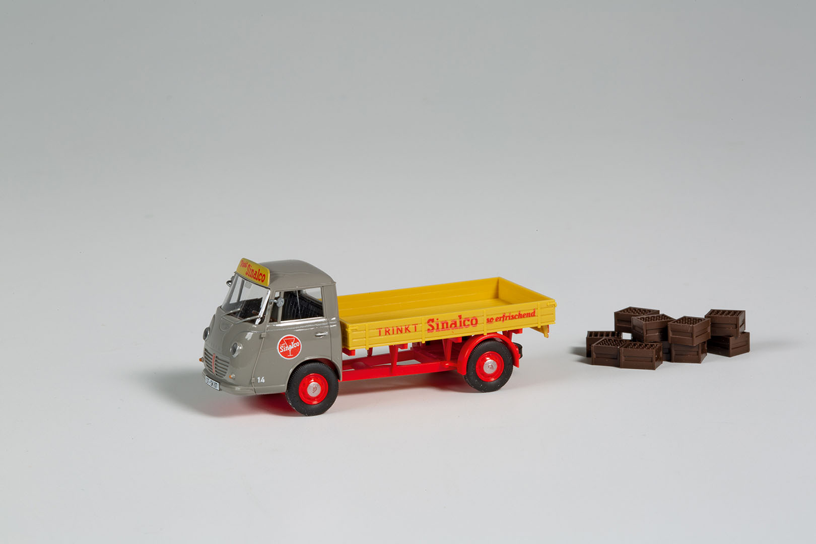 Goliath Express 110 Getränkepritsche ohne Plane Sinalco Modell von Auhagen 1:87