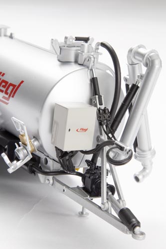 Fliegl Güllefass VFW 18.000 L Profiline Tandem mit Güllegrubber GUG 6 m Modell von Wiking 1:32